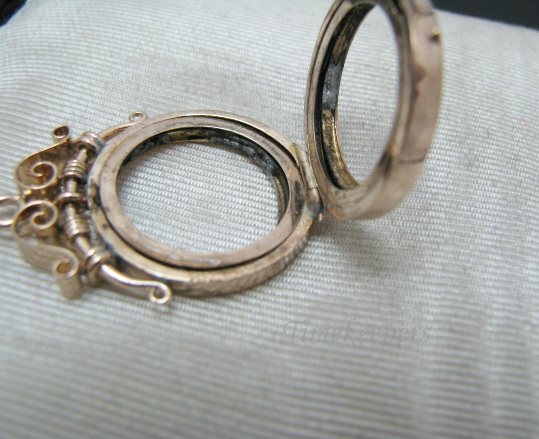 a562 Antique Victorian Flower Etched Double Sided Locket in 9k Yellow Gold