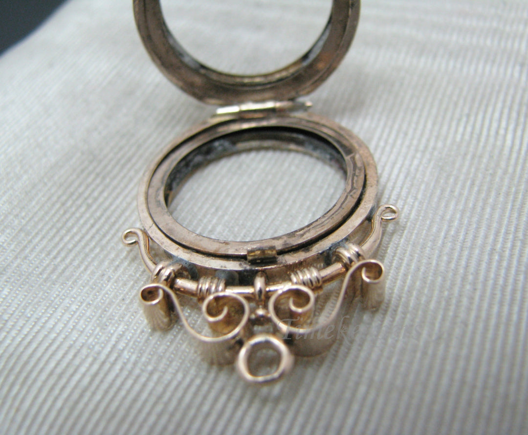 a562 Antique Victorian Flower Etched Double Sided Locket in 9k Yellow Gold