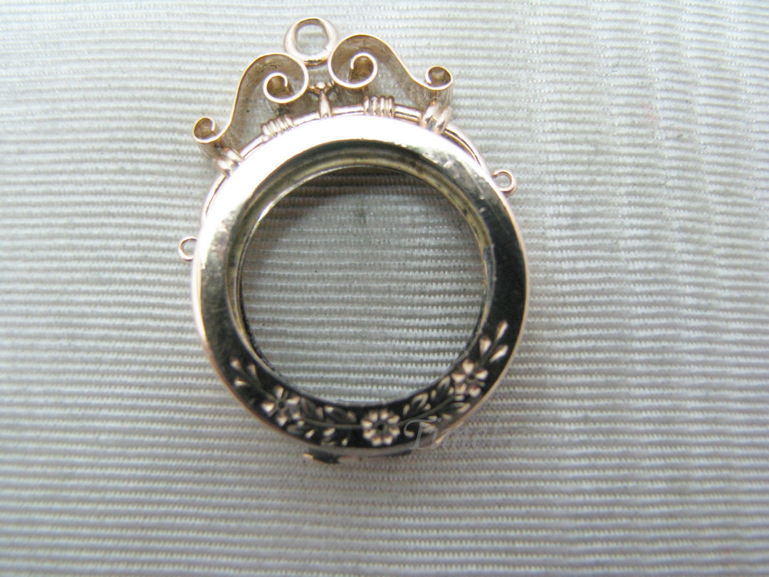 a562 Antique Victorian Flower Etched Double Sided Locket in 9k Yellow Gold