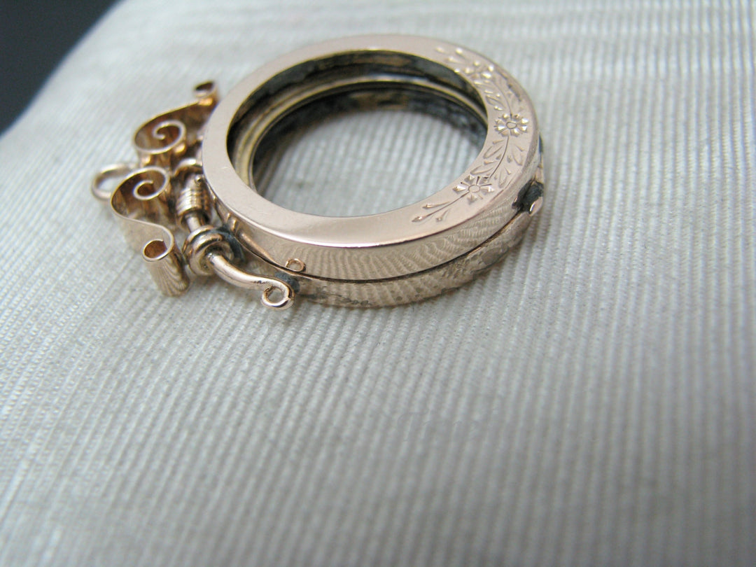 a562 Antique Victorian Flower Etched Double Sided Locket in 9k Yellow Gold