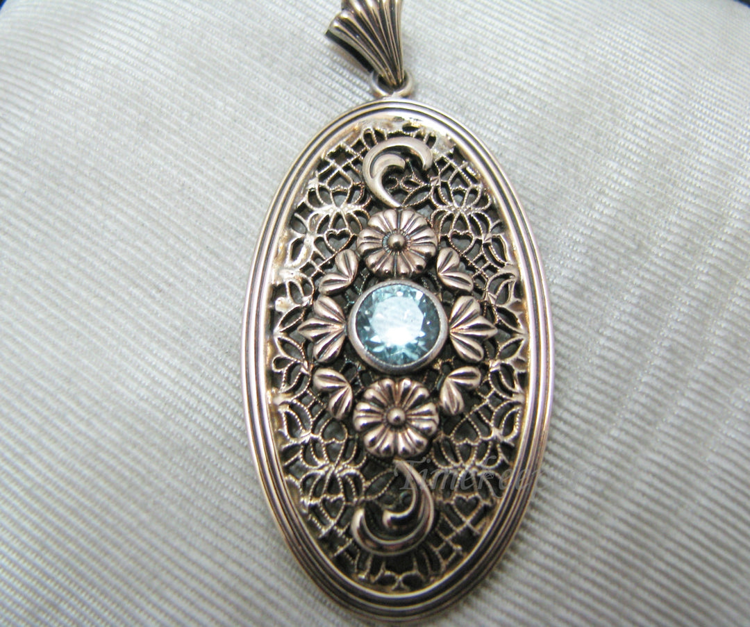 c510 Stunning Symmetalic Large Oval Floral Pendant with Center Blue Zircon