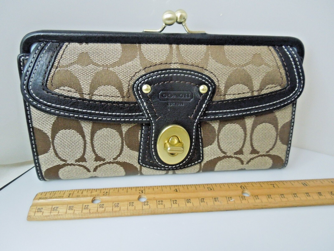s939 Coach Signature Turnlock Wallet