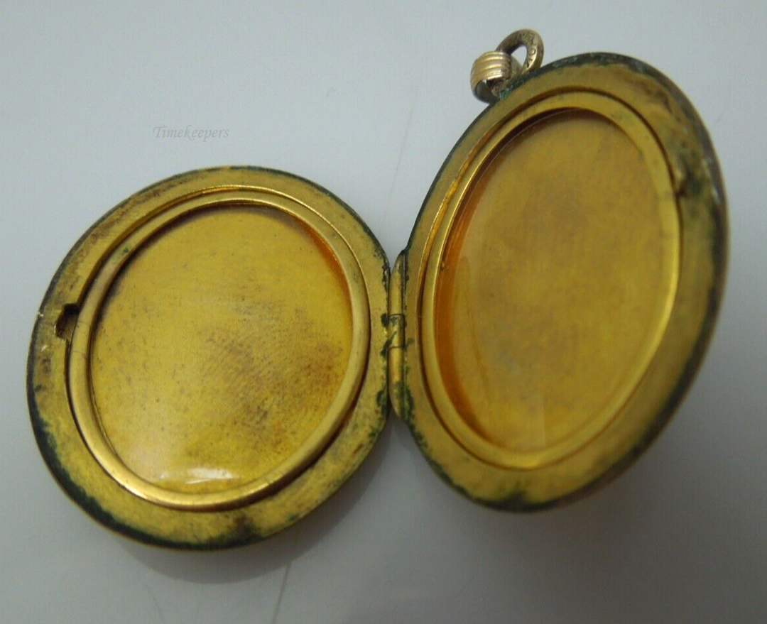 s895 Vintage Gold Filled Oval Cabochon Floral Etched Locket Pendant
