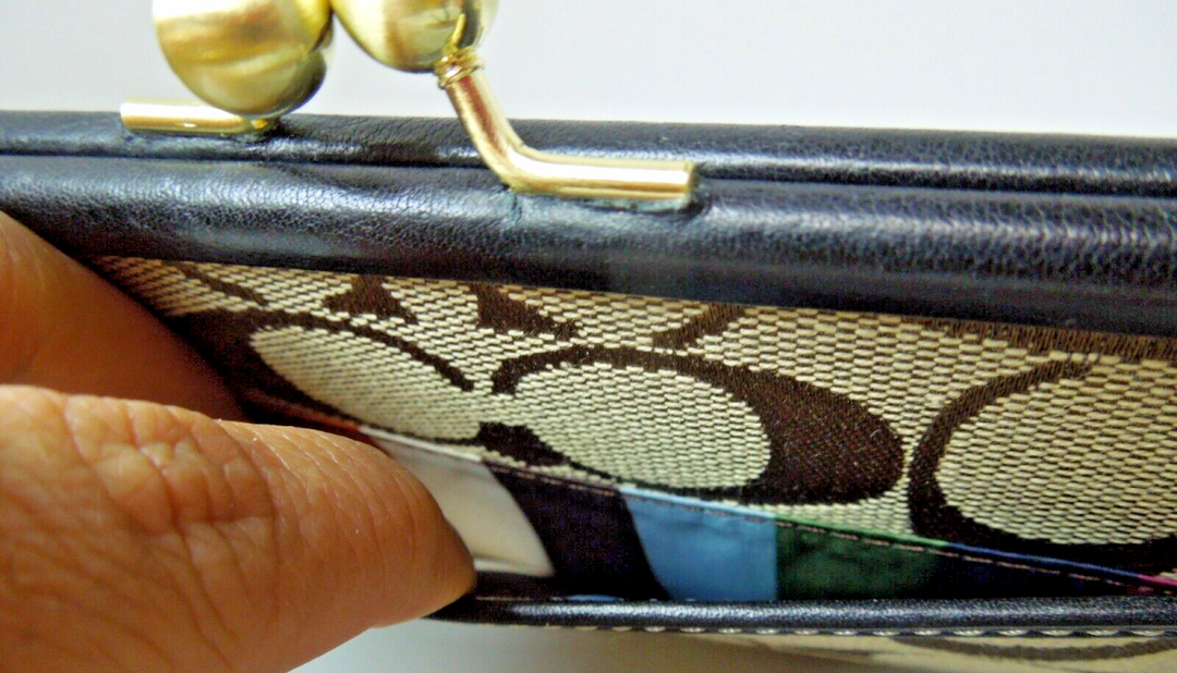 s939 Coach Signature Turnlock Wallet