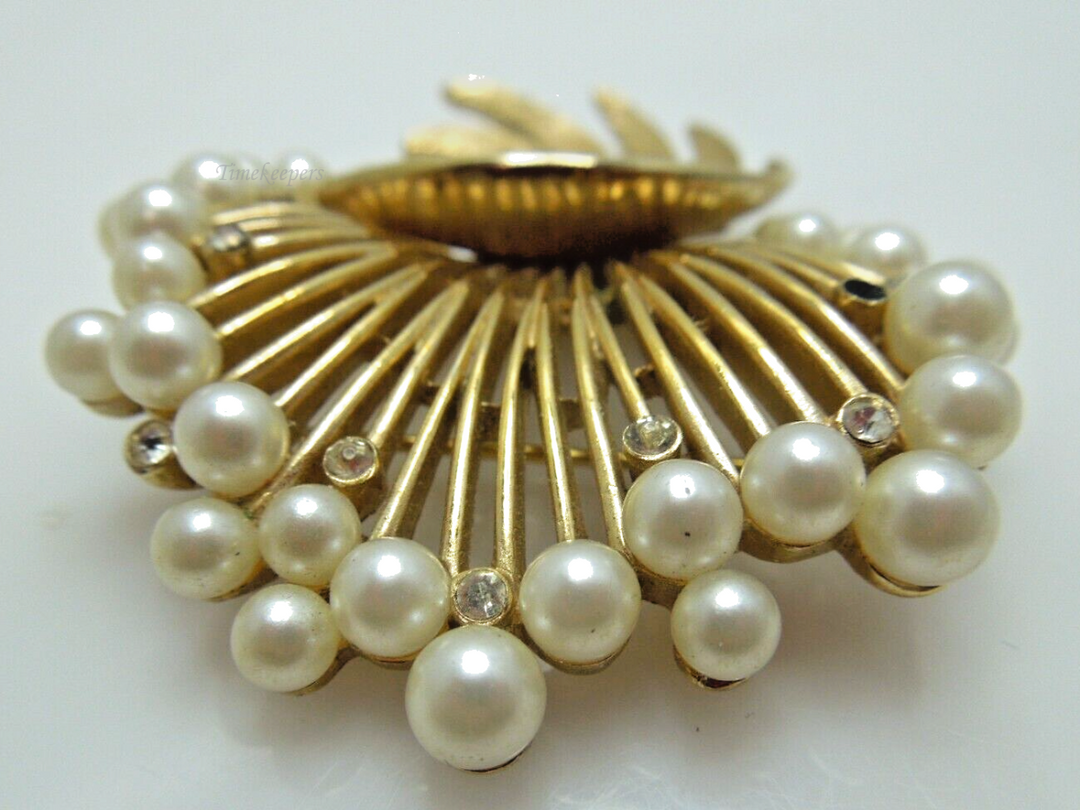s687 1960s CROWN TRIFARI Gold-tone Pearl and Rhinestone Statement Spray Brooch | Beautiful & Stylish Bridal, Gala, Cocktail Wear   