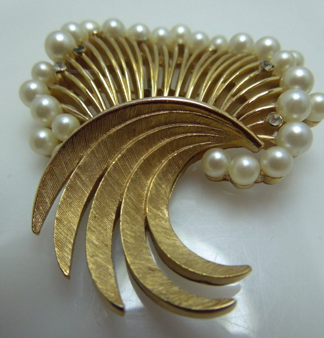 s687 1960s CROWN TRIFARI Gold-tone Pearl and Rhinestone Statement Spray Brooch | Beautiful & Stylish Bridal, Gala, Cocktail Wear   