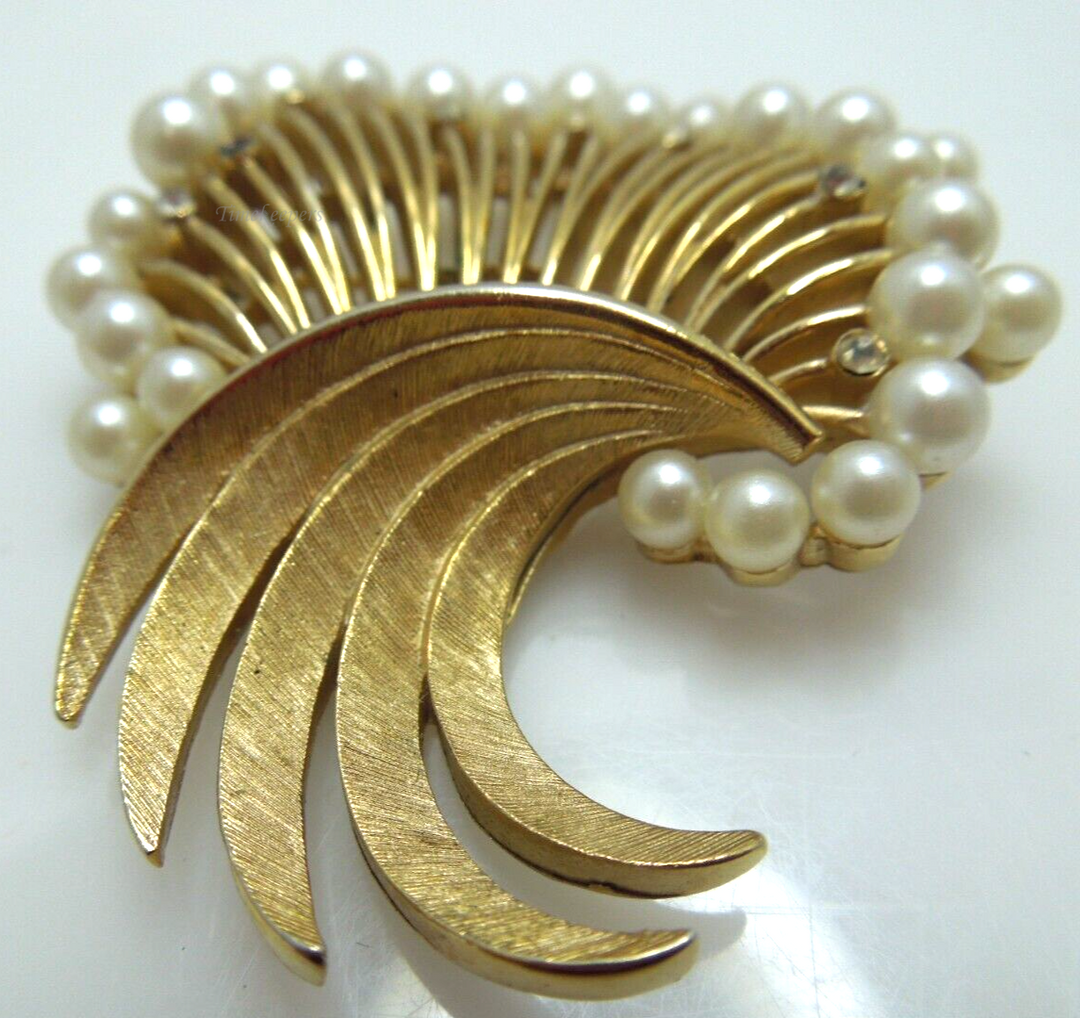 s687 1960s CROWN TRIFARI Gold-tone Pearl and Rhinestone Statement Spray Brooch | Beautiful & Stylish Bridal, Gala, Cocktail Wear   