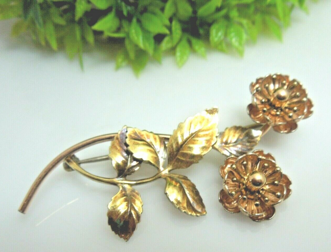 q224 Vintage Gold Tone Floral Pin/Brooch/Dress Pin/Sweater Brooch