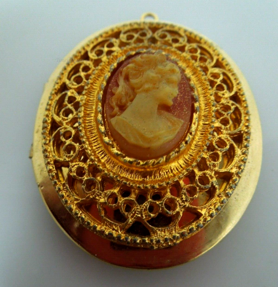 s268 Vintage Gold Filled Cameo Oval Pendant and place for two photos