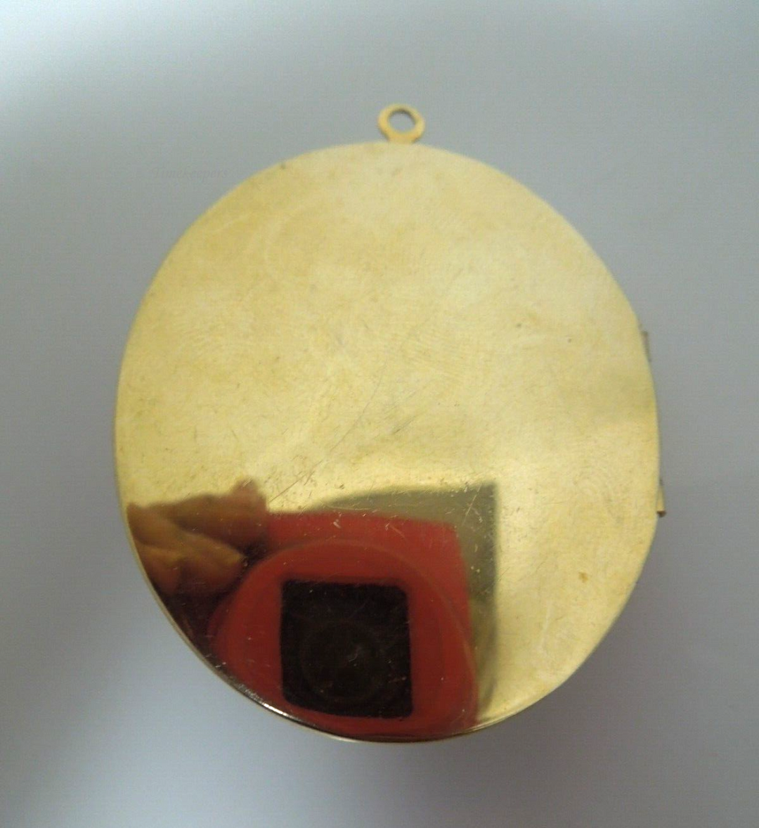 s268 Vintage Gold Filled Cameo Oval Pendant and place for two photos