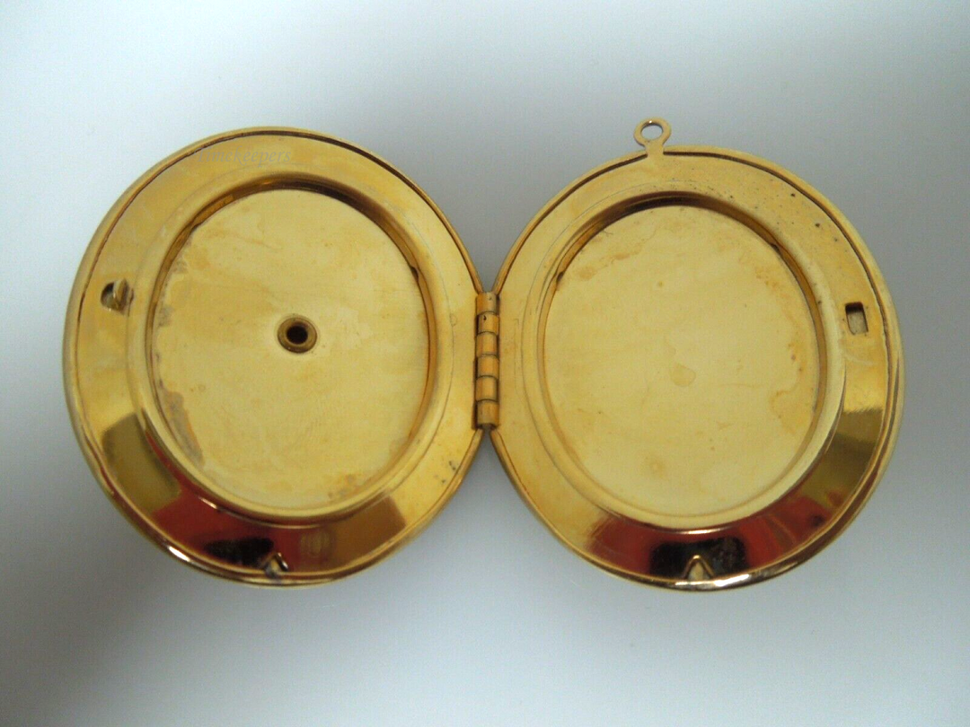 s268 Vintage Gold Filled Cameo Oval Pendant and place for two photos