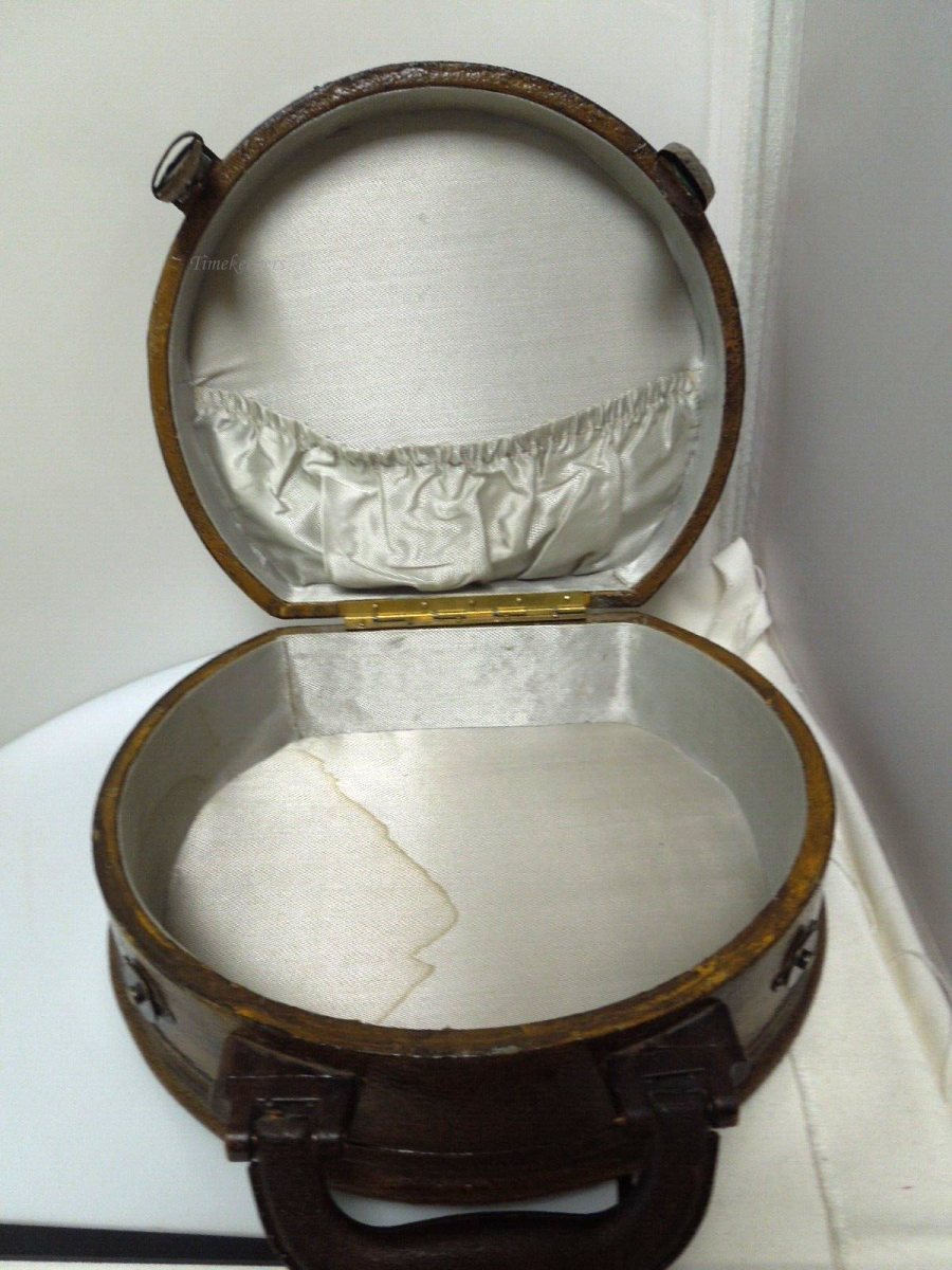 t035 Antique Travel Luggage Train Trunk Hat Box with Handle Vintage 1920s 1930s Suitcases