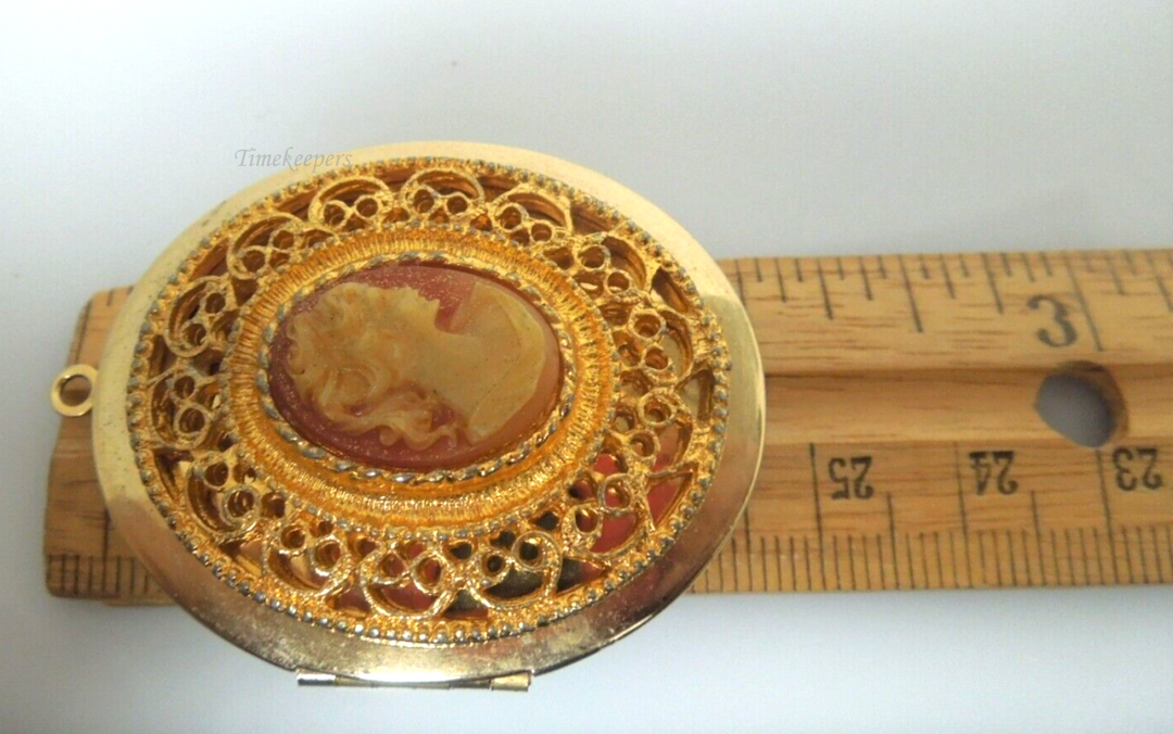 s268 Vintage Gold Filled Cameo Oval Pendant and place for two photos