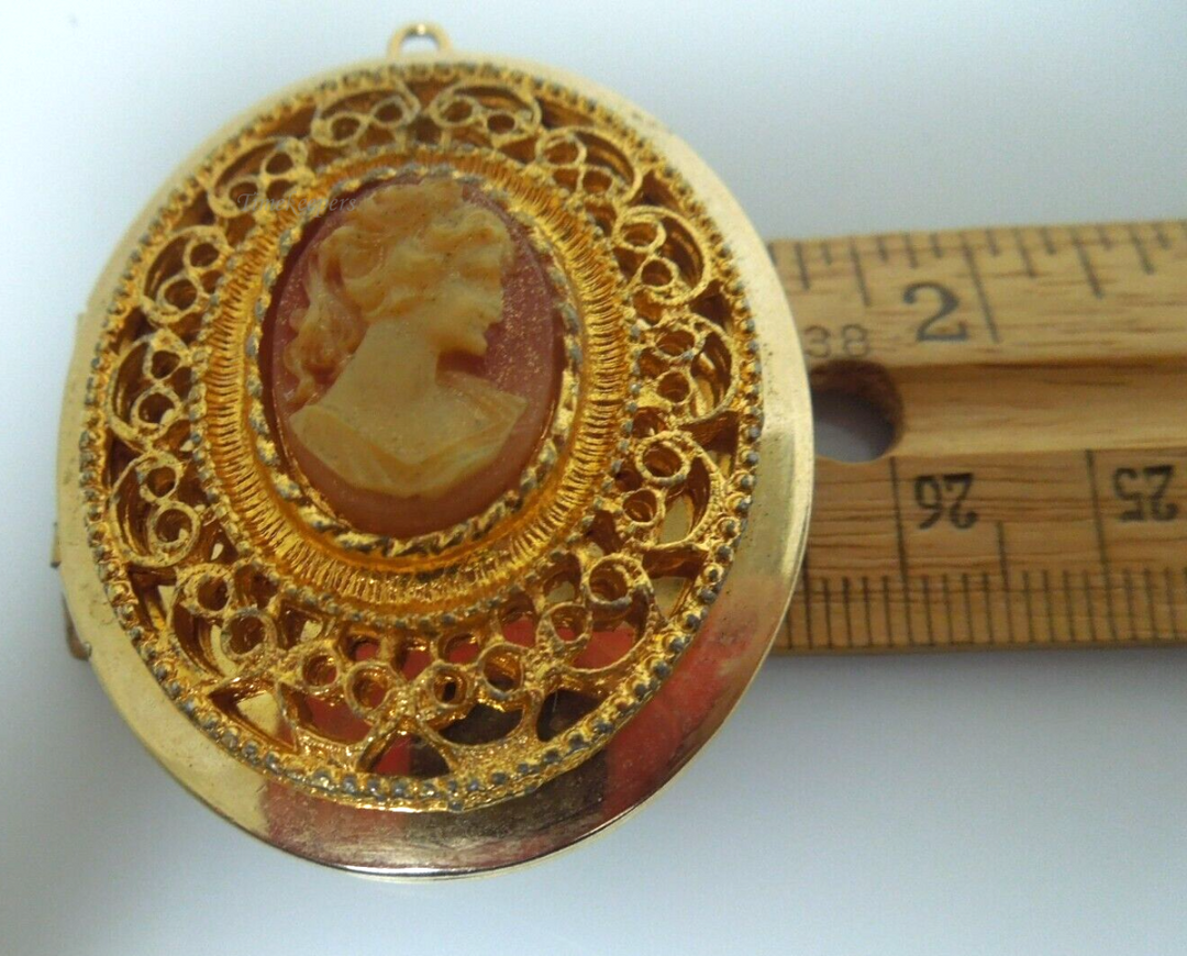 s268 Vintage Gold Filled Cameo Oval Pendant and place for two photos