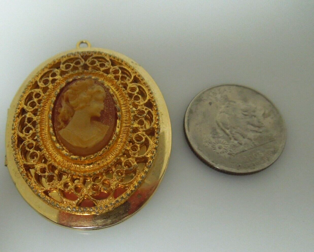 s268 Vintage Gold Filled Cameo Oval Pendant and place for two photos