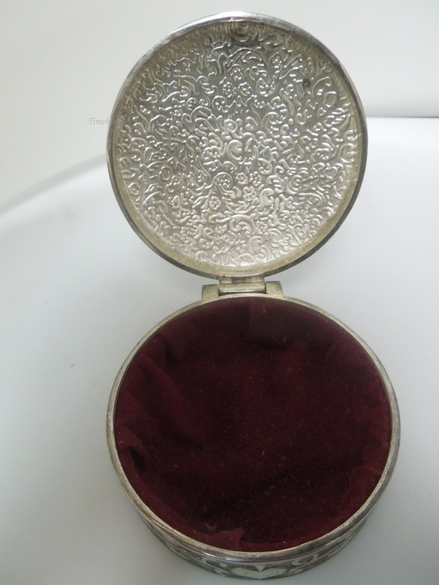 s337 Vintage Silver Plated Heart in Relief Trinket Ring Jewelry Holder Lined  